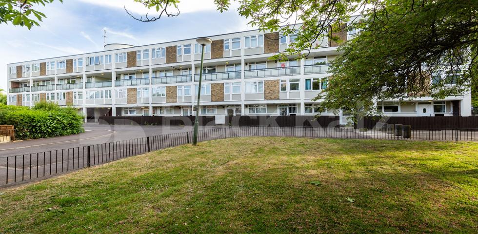 			NEWLY REFURBISHED 3/ 4 BED! , 3 Bedroom, 1 bath, 1 reception Flat			 ROWSTOCK GARDENS , CAMDEN